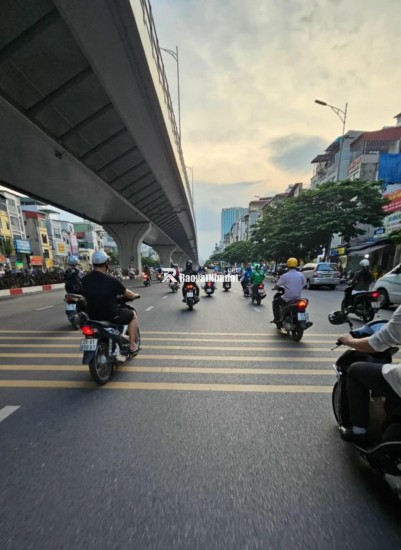 BÁN NHÀ  MẶT PHỐ  : Mặt phố  Minh Khai , 273m,  mặt tiền 11m, 150 tỷ  ,vỉa hè rộng ,  đường rộng 2 chiều ,   kinh doanh sầm uất  , đã có GPXD 9 tầng , lô góc 2 mặt thoáng vĩnh viễn